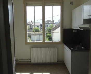 Location Appartement  pièce Sens (89100)