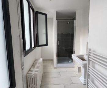 Location Appartement atypique 5 pièces Cosne-Cours-sur-Loire (58200) - cœur de ville